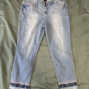 𝅺Earl Skinny Ankle Embroidered Jeans